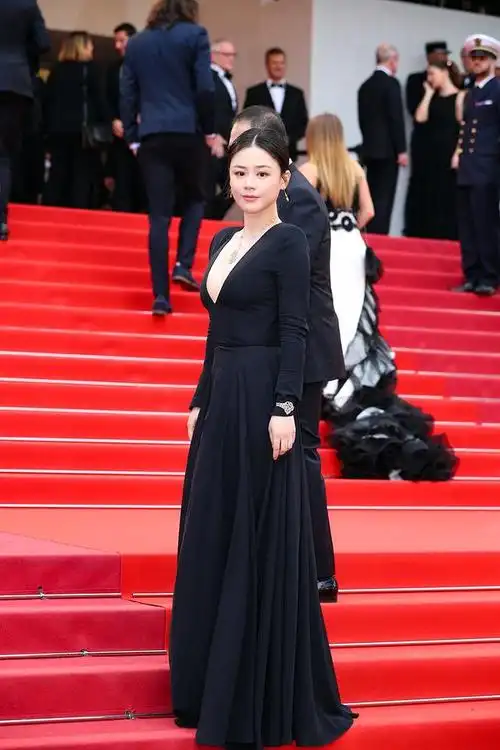 马思纯黑色深v礼服亮相戛纳电影节,彰显东方女性魅力!