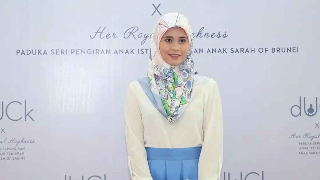 文莱王储妃一身红衣亮相惊艳了!17岁嫁入王室生4娃,这才是赢家