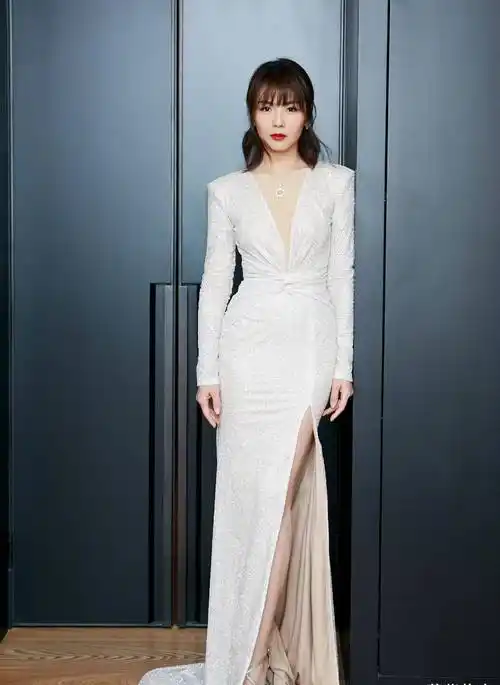 原创刘涛穿衣太大胆了裙子高腰时尚到大腿根部身材前v领更是开到腰