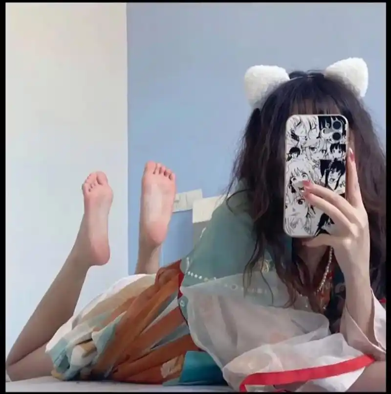 无处安放的小jio #女生的脚 #无处安放的小脚丫  乖是 - 抖音