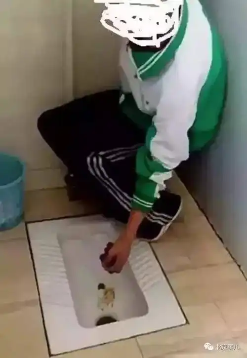延庆二中学生遭凌辱 抓舔粪便事件,真是让人不敢想象!