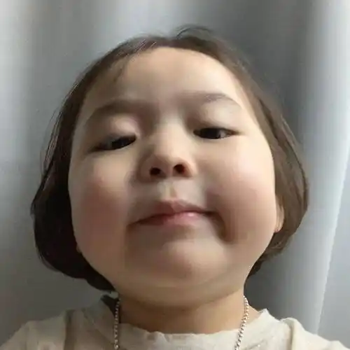 4岁女孩活成乡镇女老板,13万网友惊叹:这神态,一般人模仿不来!_黄夏温