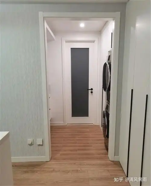 嫌弃门套土丑,不少博主晒出入户防盗门不装门套的美照,鼓吹不做门套