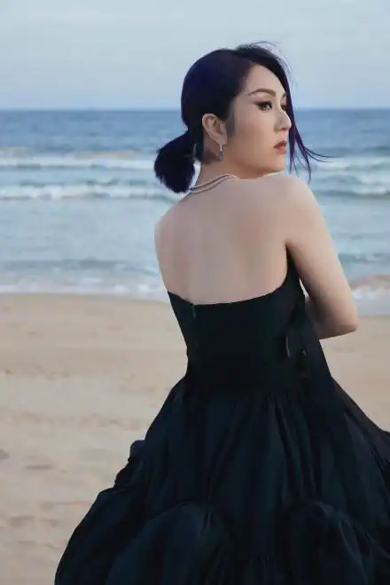杨千嬅穿抹胸礼服 扎低马尾慵懒随性