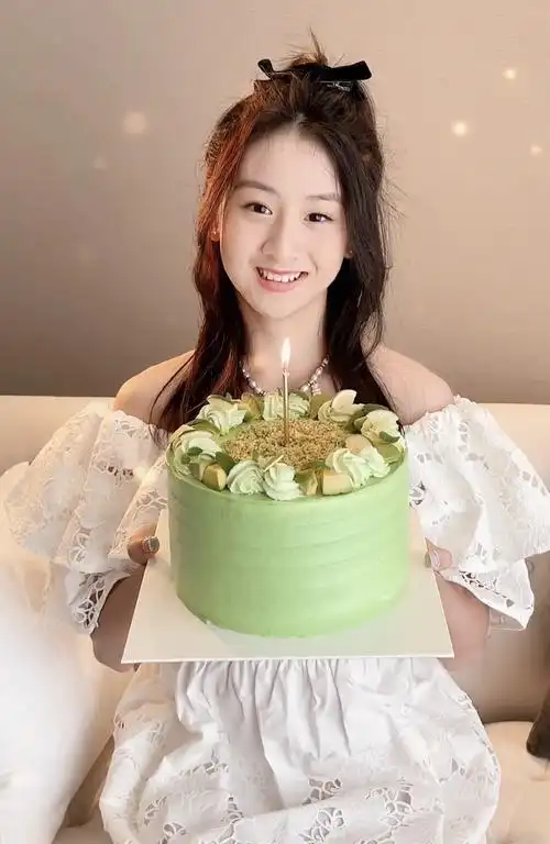 自然地换了装,身着白色露肩装,扎着一半的高马尾,显得格外灵动可爱有