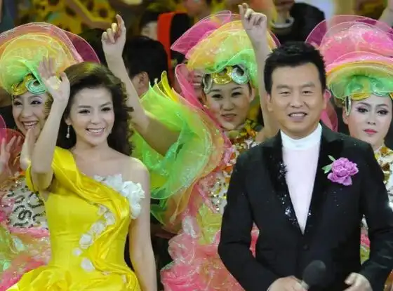 央视主持人张泽群简历 张泽群老婆是谁 张泽群及夫人照片央视主持人