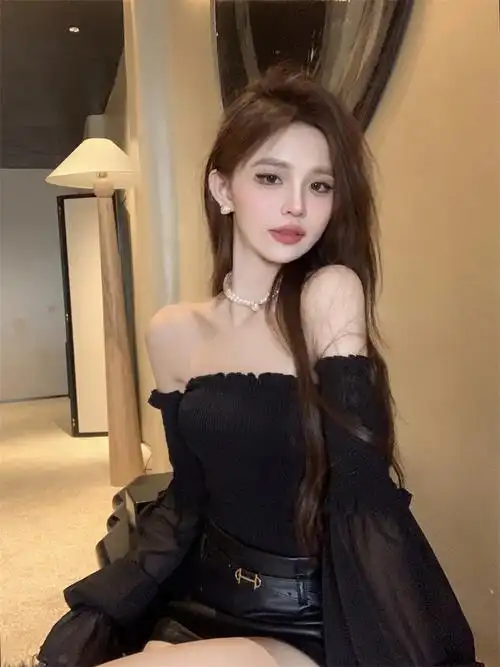 性感锁骨甜辣黑色一字肩上衣女春夏高级感收腰抹胸露肩超仙雪纺衫