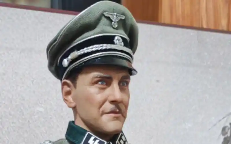 那个男人来了,斯科尔兹内