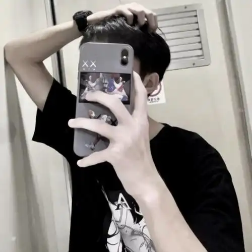 手机控男生自拍头像高清超帅图片