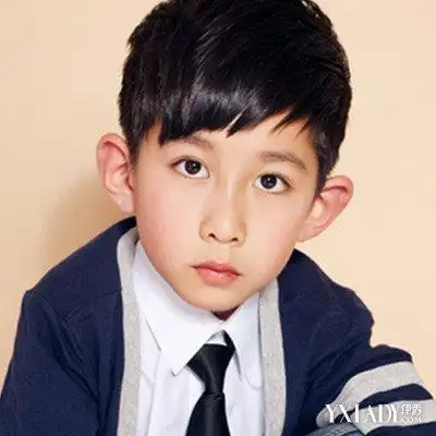 所以精致的五官搭配上水灵的大眼睛勾勒出无比的小正太范来