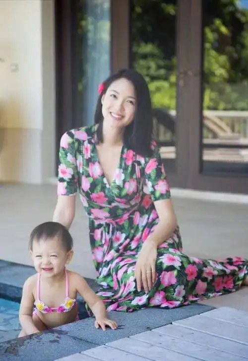 张梓琳进入待产期孕肚超大腿超细九分裤穿成七分裤腿长惊人