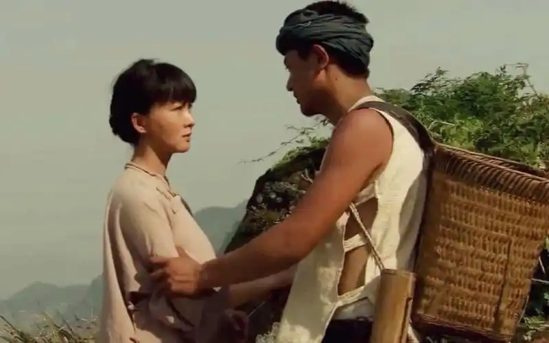 26岁寡妇与16岁少年私奔,隐居深山50年,真实改编《爱情天梯》,国产