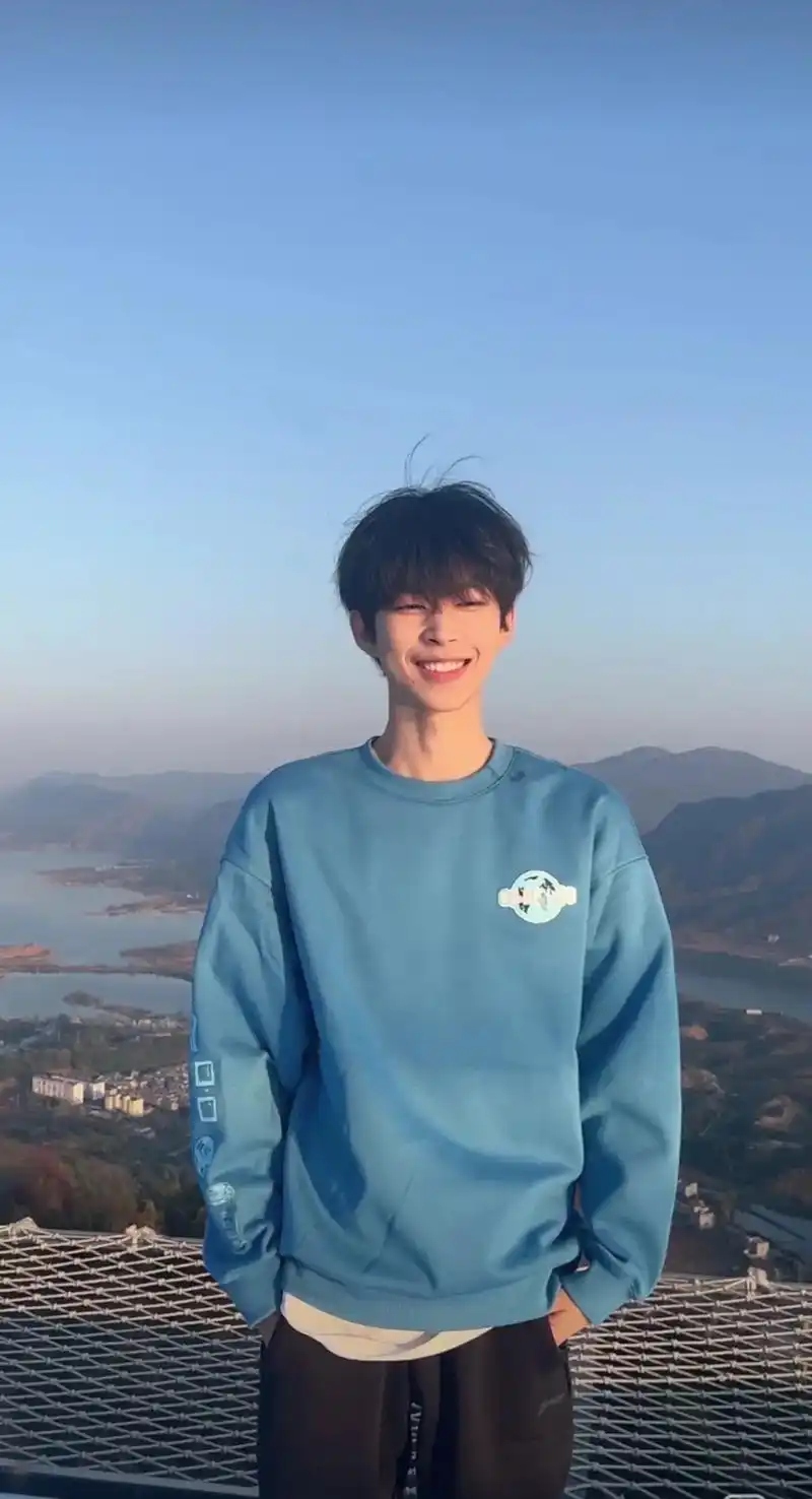 斯外戈壁纸.#斯外戈#壁纸 昨天直播随随便便一张截图就是壁纸 - 抖音