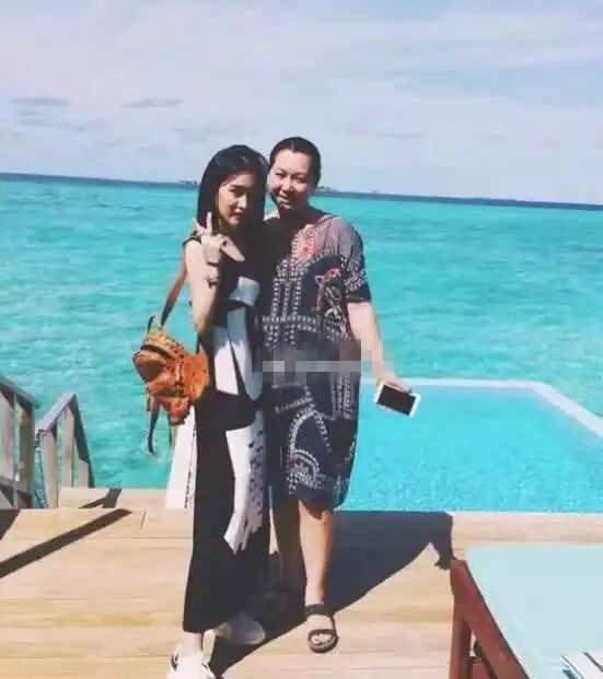 赵本山二婚妻子曝光,53岁漂亮有气质,出门开800万黑色牌照豪车