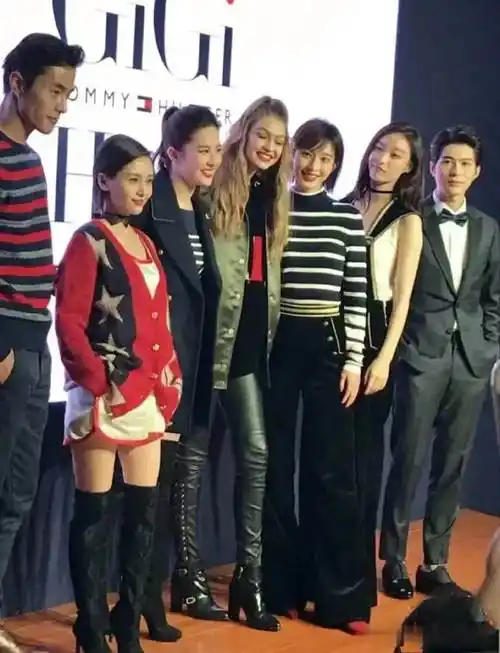 王子文的身材确实有些矮小,与刘亦菲,倪妮相比,相差至少一头的身高