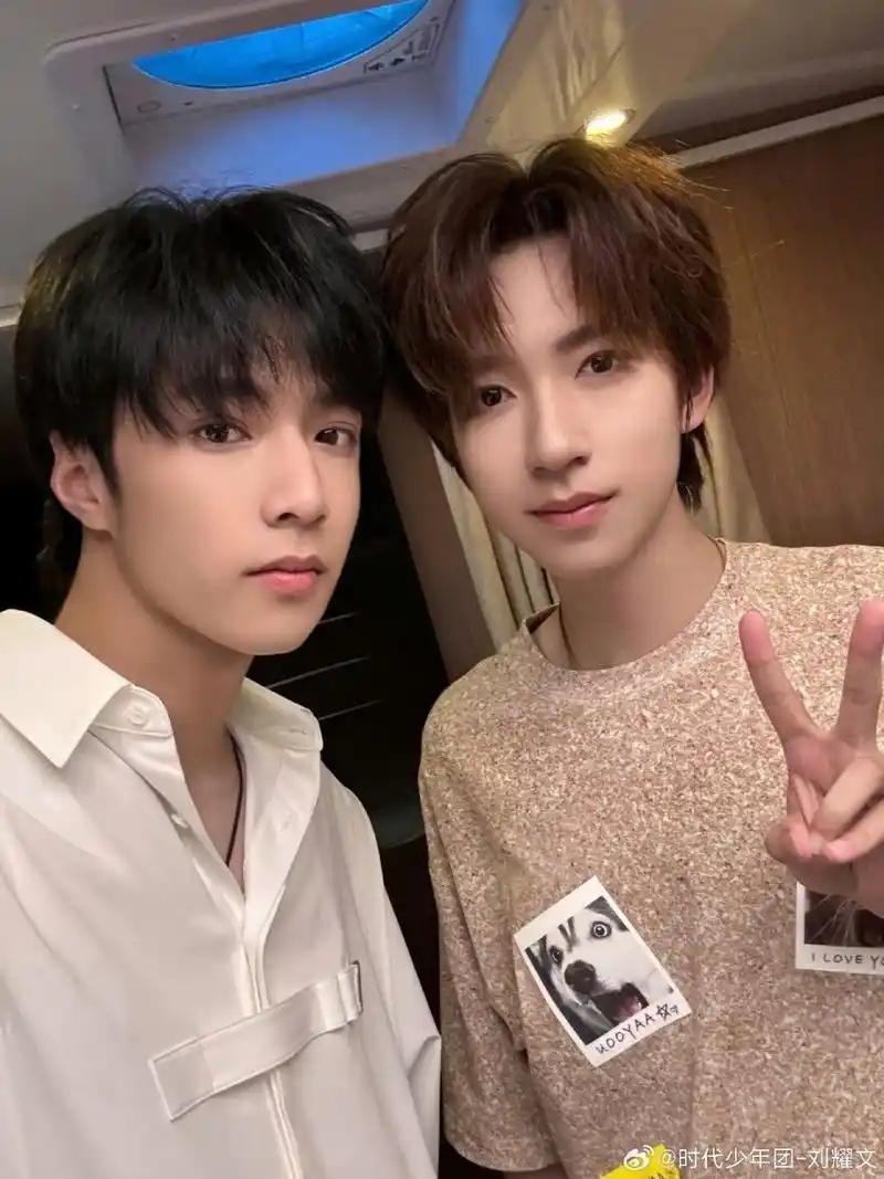 幺儿又卡点来祝贺哥生日快乐咯!#刘耀文# #贺峻霖