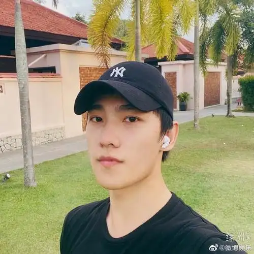 杨洋绿洲晒擦键盘照手指出镜吸睛