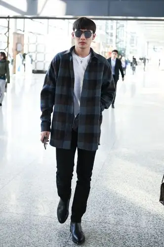 张彬彬浓眉大眼标准男友长相,机场现身包裹严实