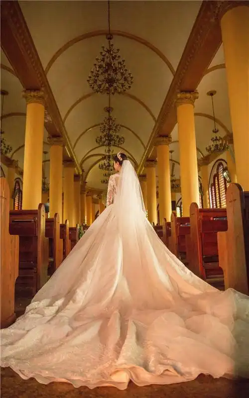 昆凌款v领缎面婚纱大拖尾