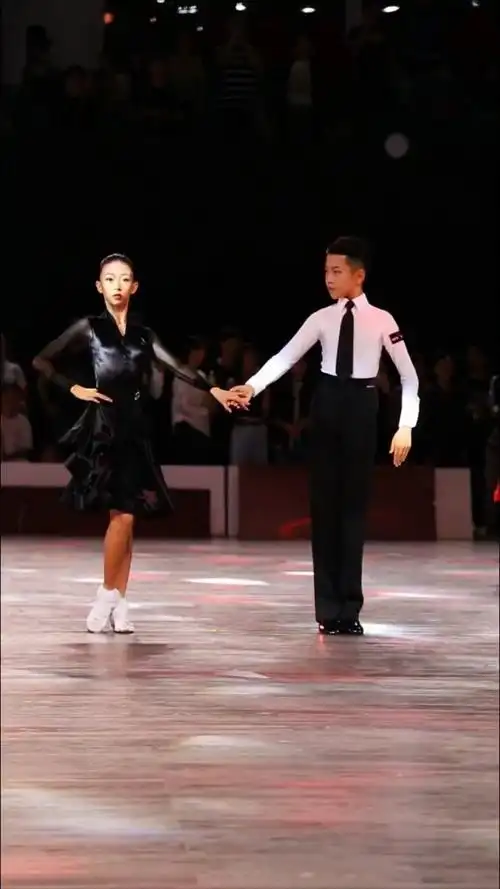 墨茉组合,真是一道移动的风景线 #王崇墨李茉晗