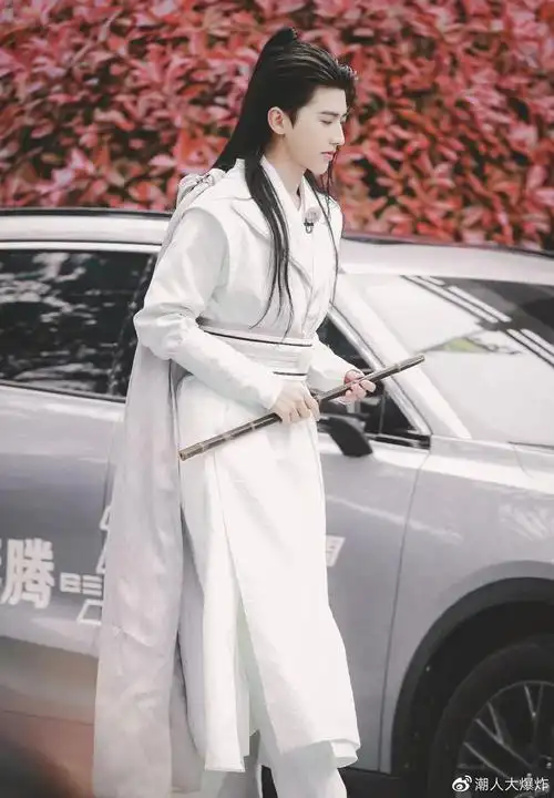 蔡徐坤壁纸侧颜立体精致身姿帅气挺拔白衣古装的翩翩公子