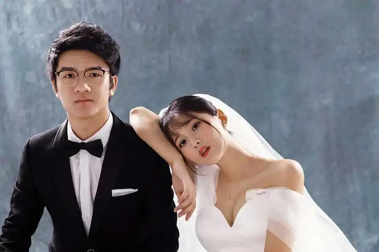 lol冠军若风发文维护妻子,印证昔日在唯一旅拍采访中对婚姻的看法