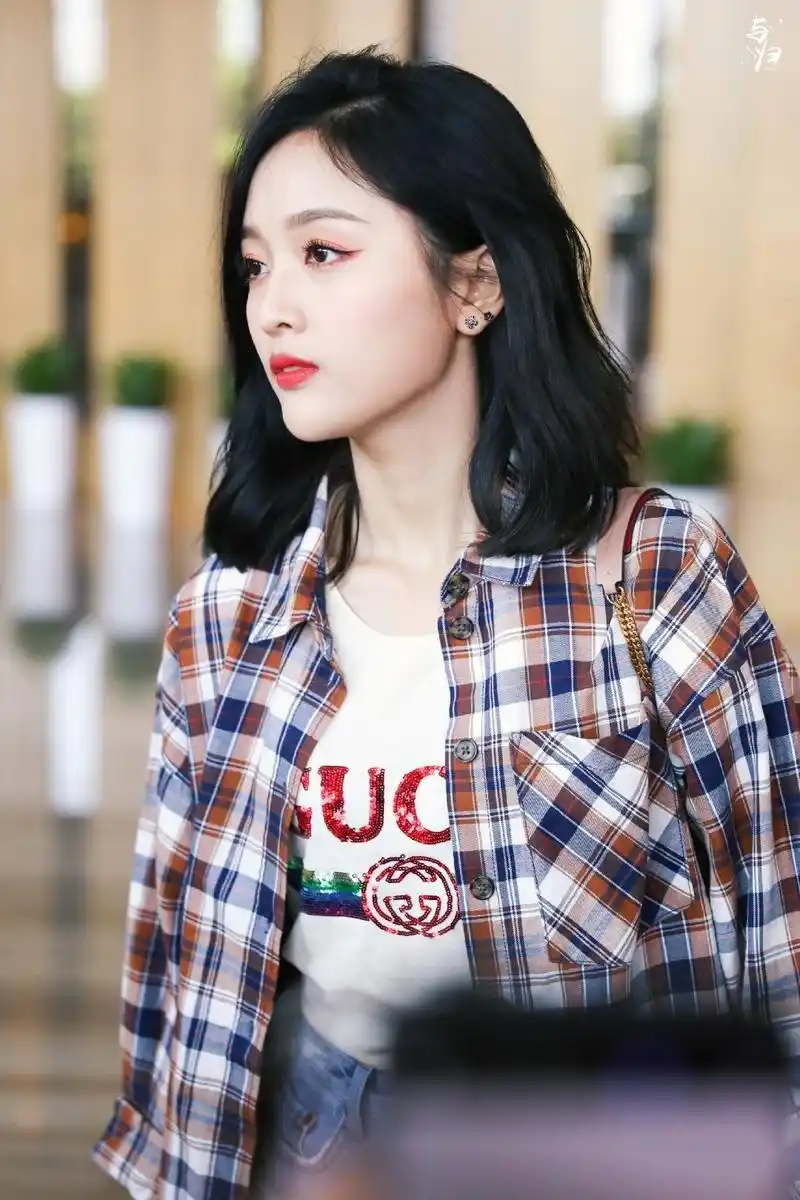 吴宣仪上班饭拍,短发搭格子衬衫真的又酷又飒啦!