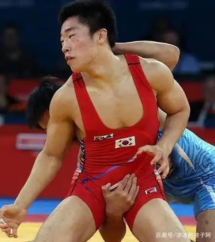 男子摔跤为什么要抓鸟