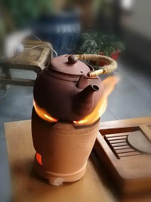 围坐红泥小火炉旁,日子过得平平常常,没有说完的话,留在冬天慢慢说.