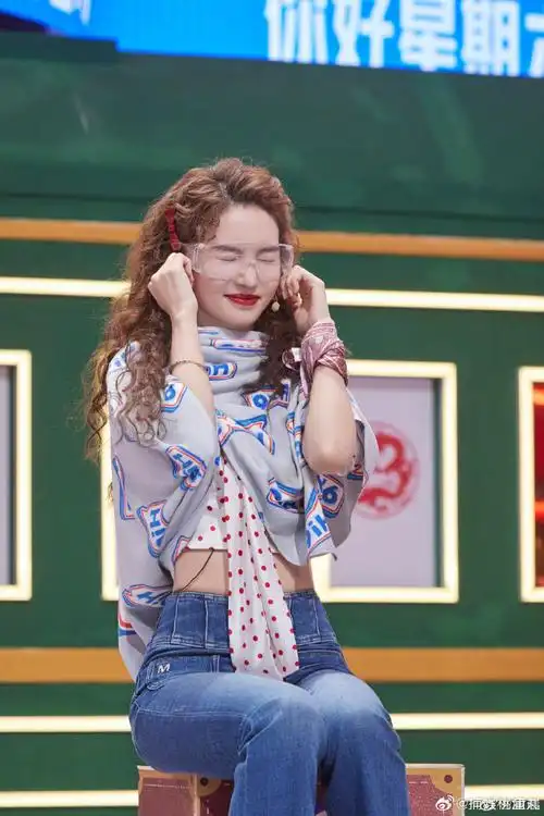 金晨红色蝴蝶结发卡##金晨卷发