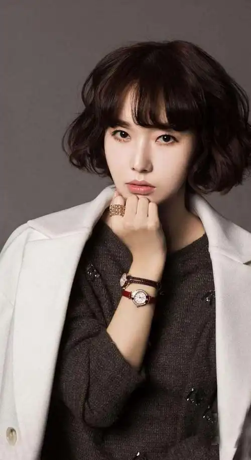 16岁就出道李贞贤,因为一部《花瓣》荣膺韩国电影青龙奖,大钟奖新人