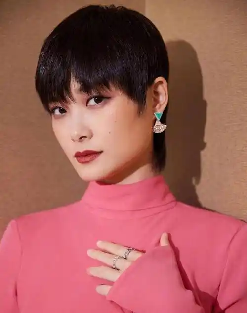 李宇春演绎时尚穿搭,拼接撞色的粉色裙配短发,隐藏不住的少女心_造型