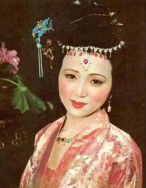 87版《红楼梦》秦可卿身上谜点多,扮演者张蕾漏拍两场戏就出国了