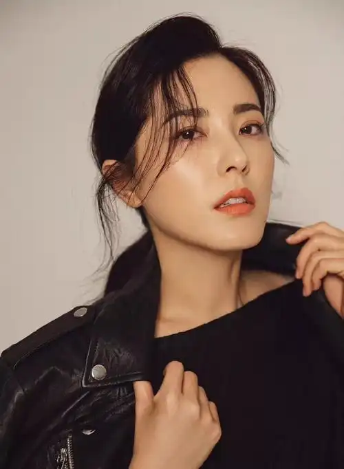 《中国机长》宣传期的每次亮相都会吸走所有的目光,42岁的她美貌气质