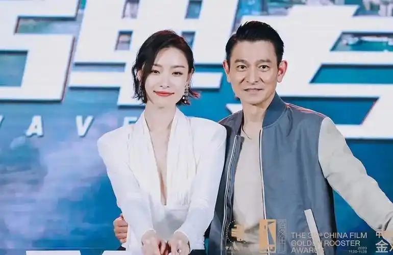 刘德华出席金鸡奖与小30岁倪妮合影仍然帅气似同龄