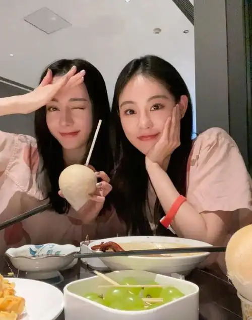 好姐妹:迪丽热巴和祝绪丹私下相约去汗蒸,清纯可爱,快乐到模糊