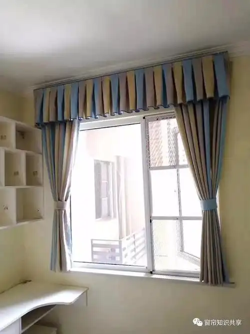 飘窗窗帘应该靠墙装还是靠窗装不同飘窗类型有不同方案