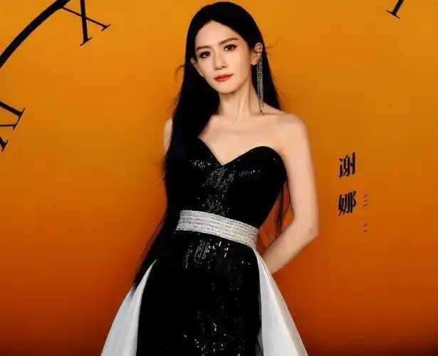 事实证明,"不得人心"的谢娜,已经走上了女明星的另一条大路