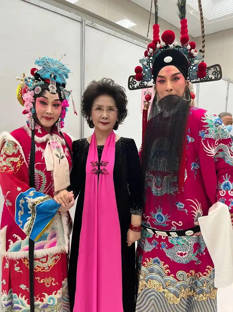 每一个精彩瞬间都值得记录 今日豫剧之皇后虎美玲老师一路奔波 - 抖