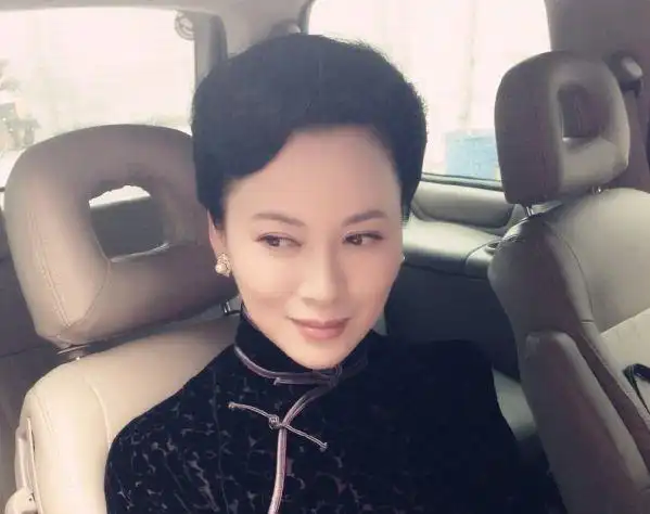 她26岁拿影后,32岁嫁给爱情,如今事业不愠不火却生活美满