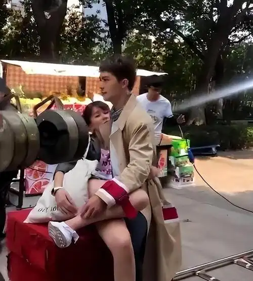 当许魏洲和乔欣合作时,剧中呈现了公主抱的情节,观众在观看时被许魏洲