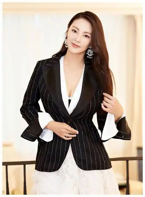 张雨绮女神降临穿上羽毛裙身材完美展示惊艳无比