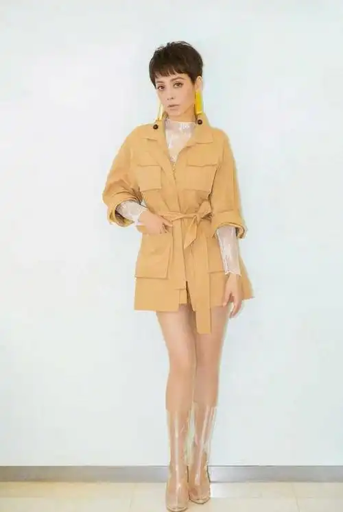 宁静太会穿了白色西装叠穿拼接衬衫时髦洋气又减龄