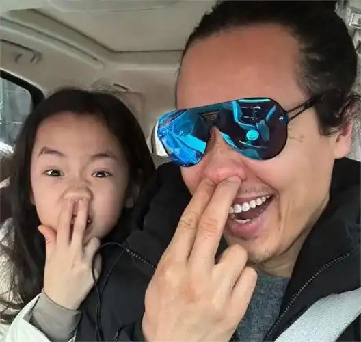 董璇一家三口为小酒窝庆生,41岁高云翔鬓角白发斑斑,憔悴了许多