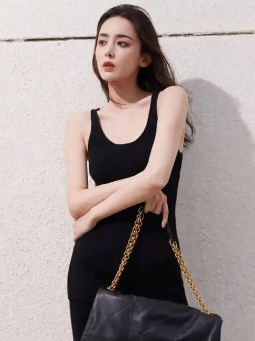 古力娜扎街头黑色背心秀好身材 辟谣高考成绩