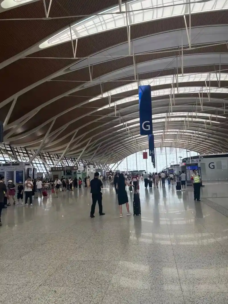 上海浦东机场有多大?走了半小时还没到登机口!