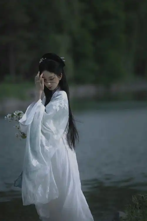 4/ 9刘令姿古风写真释出,素衣淡颜搭配暗色调色彩