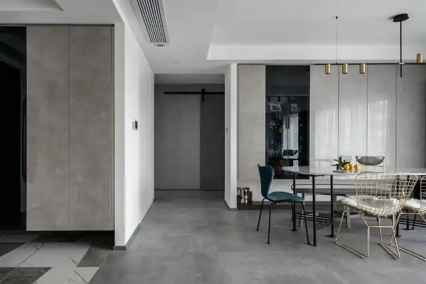 ② 雅致的木质家具 灰色地砖=舒适