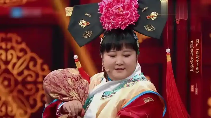 贾玲裹着棉被演小品,脑袋上哗哗流水,网友:头上长个水龙头?