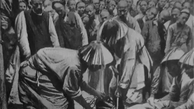 老照片罕见的清朝斩首刑场实拍照图4刽子手行刑时用的鬼头刀